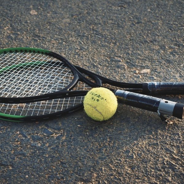 一位校对编辑在台灯下逐行审读装备合成说明文档的示意画像，金铲铲数据网站纠错与回信工作的一角